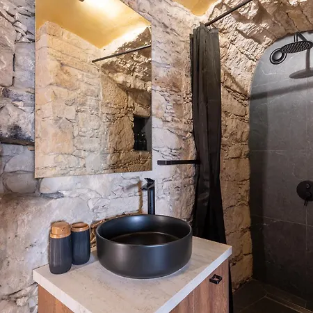 Exquisite 2br Modern W Private Pool Apartament