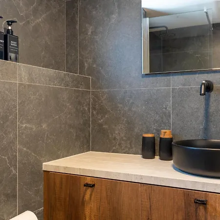 Exquisite 2br Modern W Private Pool Apartament