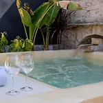 Exquisite 2br Modern W Private Pool Apartment